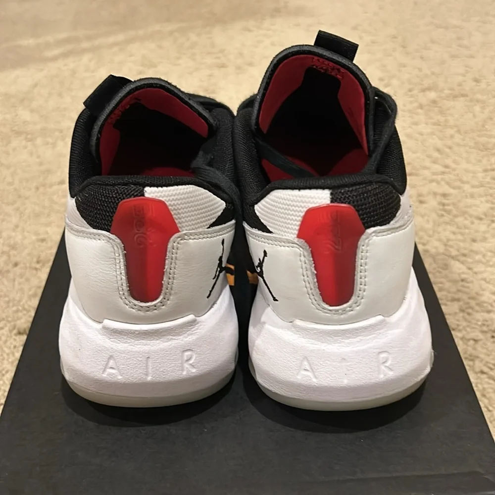 Jordan Air 200E size 6Y - Picture 3 of 7